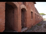 01524 ostia - regio ii - insula vi - casa del soffitto dipinto (ii,vi,5-6) - via della fontana - li - durchgang - 01-2024.jpg